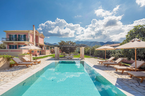 Kitchen dining area with traditional furnishings