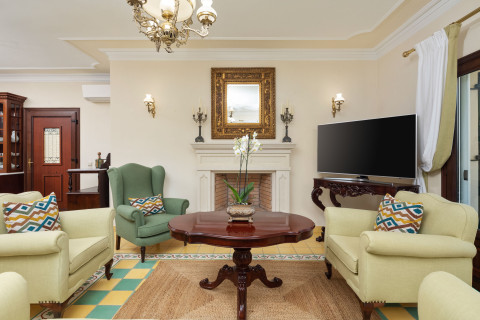 Guest bedroom with twin beds and garden views